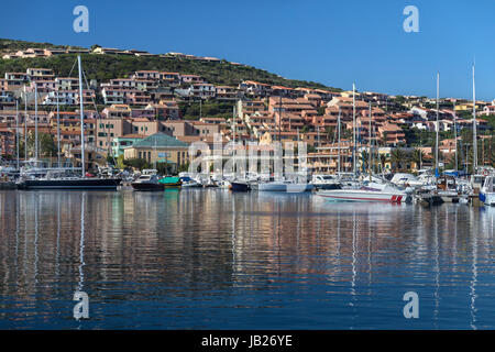 Il porto di Palau (Lu Palau) nella provincia di Sassari sulla costa nord della Sardegna, Italia. Foto Stock