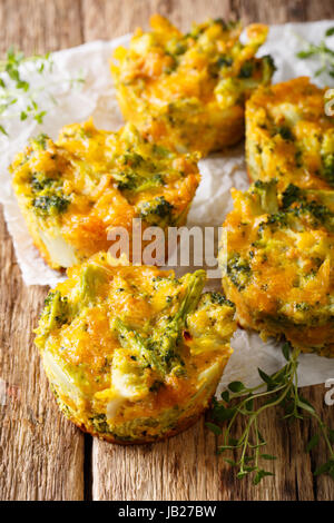 Snack sani Broccoli muffin con il formaggio cheddar e timo vicino sul tavolo. In verticale Foto Stock