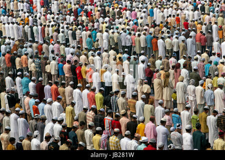 Migliaia di persone in preghiera davanti alla moschea al Taj Mahal per celebrare la festa musulmana di Eid-ul Fitr in Agra, Uttar Pradesh, India. Foto Stock