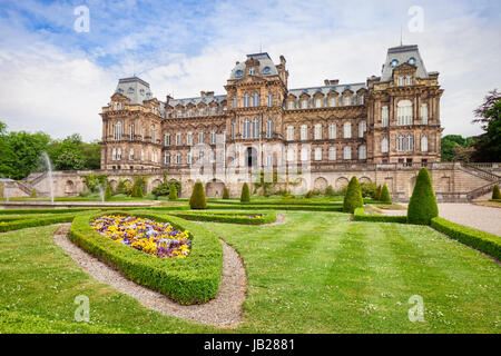 27 Maggio 2017: Barnard Castle, Teesdale, County Durham - il Bowes Museum. Il museo possiede una famosa e rinomata collezione d arte ed è costruito in un francese Foto Stock