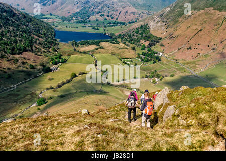 Walkers discendente hartsop alta dodd verso i fratelli acqua nel parco nazionale del distretto dei laghi Foto Stock