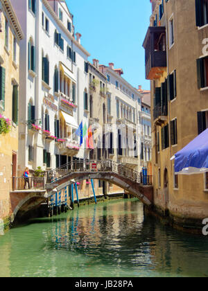 Canali di Venezia nel mezzogiorno estate Foto Stock