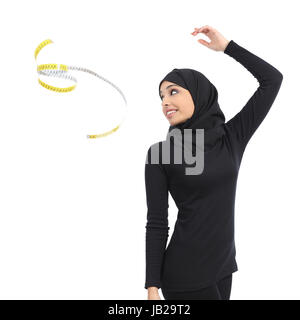 Arab arabia donna fitness gettando un nastro di misura isolati su sfondo bianco Foto Stock