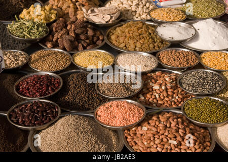 Visualizzazione di spezie e frutta secca per la vendita nel mercato delle spezie di Vecchia Delhi, India Foto Stock