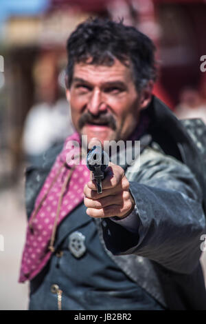 Sheriff punti pistola a voi nel centro della città Foto Stock