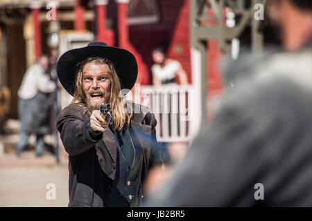 Punti Cowboy pistola a uomo nel centro della città Foto Stock