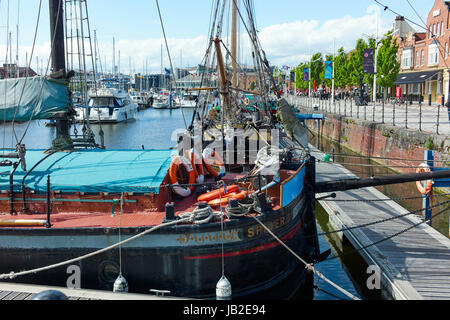 Barche ormeggiate nei bacini a Hull Foto Stock