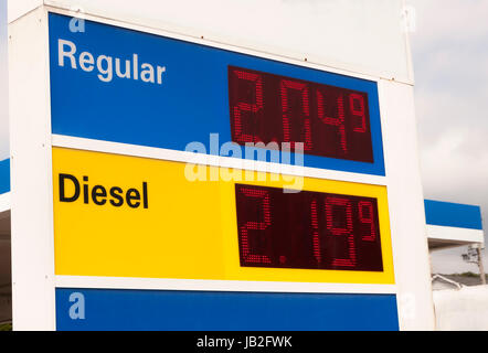 Stazione di gas segno pubblicità prezzi molto bassi in corrispondenza di una stazione di benzina. Foto Stock