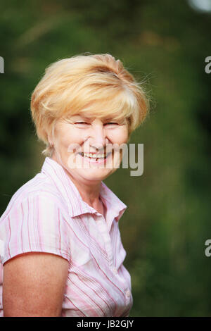 Expression & emozioni positive. Amabile vecchia donna con trasmissione via IR sorriso toothy Foto Stock