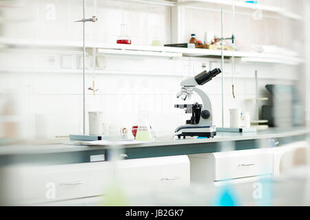 Le attrezzature di laboratorio su tavola Foto Stock