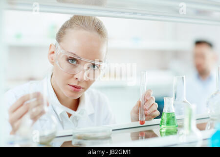 Bella donna scienziato in laboratorio Foto Stock