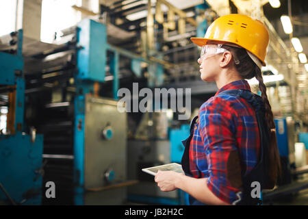 Ingegnere femmina avvolto in un lavoro Foto Stock