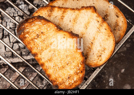 Pane bianco toiasted su un grill all'aperto Foto Stock