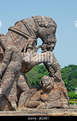 Statua di un war horse presso l'antica Surya tempio indù a Konark in Orissa (India). Il XIII secolo D.C. Foto Stock