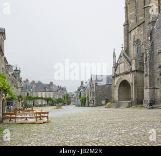 Street View di Locronan, un idilliaco villaggio medievale in Bretagna, Francia Foto Stock