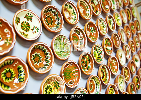 Colorate le piastre in ceramica decorata dipinta a mano artigianato Foto Stock