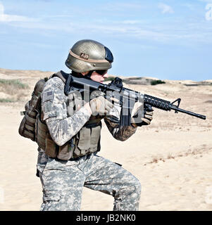 Noi soldato attraversando il deserto durante le operazioni militari Foto Stock