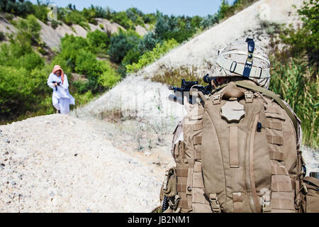 Noi marines combattimenti guerriero musulmano in montagna Foto Stock