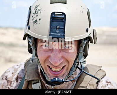 Scary faccia di noi marino in uniforme MARPAT che mostra i denti Foto Stock