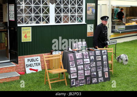 Beaulieu, Hampshire, Regno Unito - 29 Maggio 2017: il display mostra ARP (Air Raid Patrol) uniformi e di altre attrezzature al 2017 999 visualizza Foto Stock