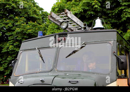 Beaulieu, Hampshire, Regno Unito - 29 Maggio 2017: i bambini nella cabina di un antico British motore Fire in livrea militare, che mostra anche la luce blu, proiettore, Foto Stock