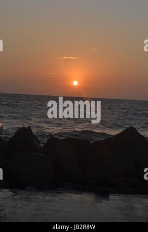QUITO, ECUADOR - 06 maggio 2017 bellissimo tramonto sul mare Foto Stock