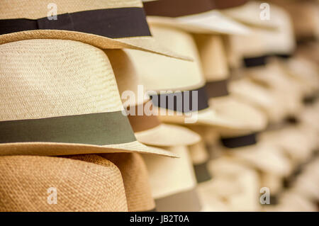 OTAVALO, ECUADOR - 17 Maggio 2017: Handmade Panama cappelli al mercato artigianale di Otavalo, Ecuador. Foto Stock