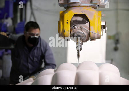 Controllo lavoratore un multi asse macchina fresatrice Foto Stock