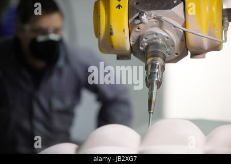 Controllo lavoratore un multi asse macchina fresatrice Foto Stock