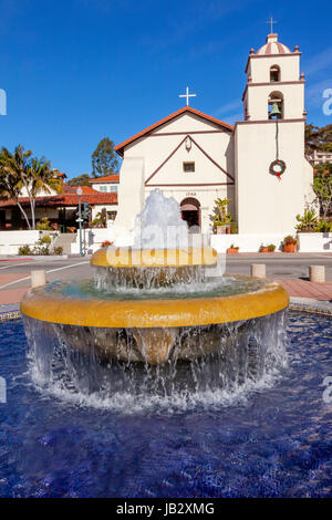 Piastrelle messicane Fontana statua Serra la missione di San Buenaventura Ventura California. Fondata 1782 da Padre Junipero Serra. Chiamato con il nome di San Bonaventura Foto Stock