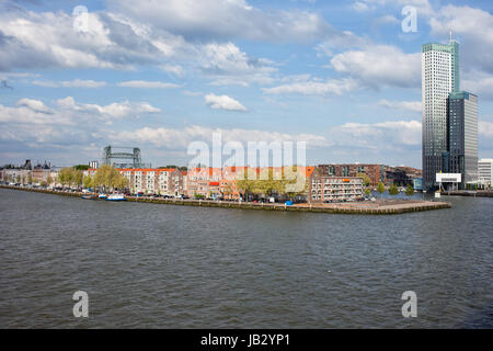 Città di Rotterdam cityscape con appartamento case sulle rive di un fiume isola in South Holland, Paesi Bassi. Foto Stock