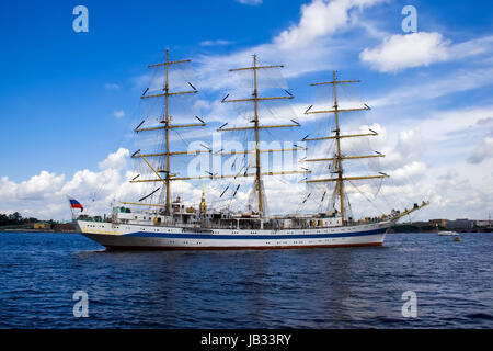 Uno Stato russo nave a vela ancorata nel fiume Neva, San Pietroburgo. Foto Stock