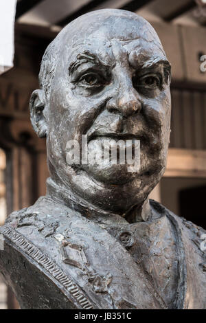 Statua in omaggio al grande cuoco Candido Lopez Sanz, carattere rinomata e famosa città di Segovia, Spagna Foto Stock