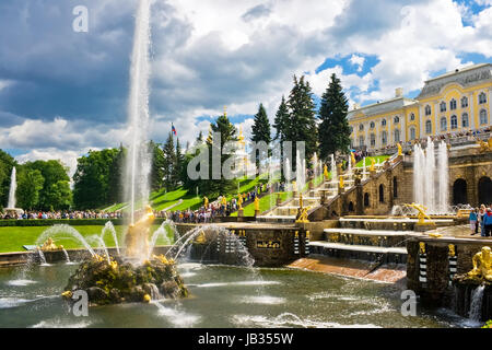 Fontana e Palazzo di Petrodvorets - Peterhof, San Pietroburgo, Russia Foto Stock