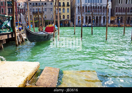 Una gondola ancorato sul Canal Grande a Venezia Foto Stock