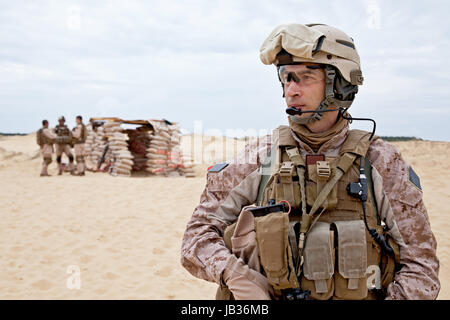Marines americani nel deserto vicino al blockpost Foto Stock