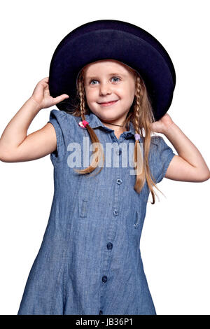 Bambina vestito blu che indossa il big black hat Foto Stock