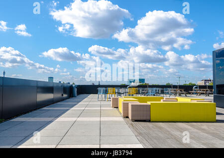 Ufficio moderno terrazza e zona di riposo sul tetto all'Angel a Londra Foto Stock