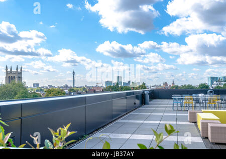 Vista di St Dunstan-nel-oriente chiesa e BT Tower da un ufficio terrazza all'Angel, Londra Foto Stock