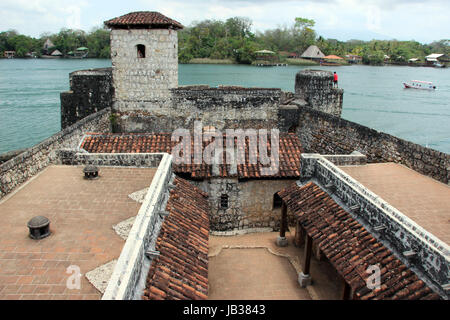 Fortaleza colonial del caribe en Guatemala, El Castillo de San Felipe sirvio de Protección contra piratas y bucaneros de la epoca colonial Española Foto Stock