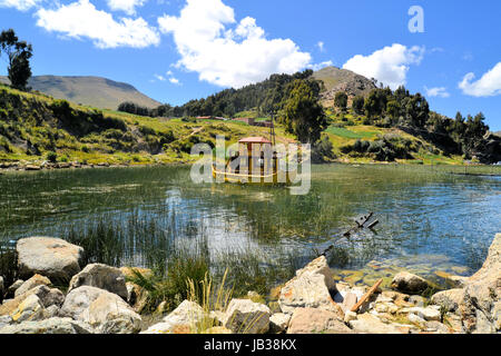 Il lago Titicaca barca reed spesso utilizzato come tradizionali barche da pesca. Foto Stock