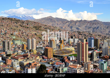 Vista aerea della città di La Paz, Boliva con Mt. Illimani come uno sfondo durante una partita di calcio allo stadio Foto Stock