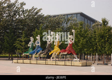 Le statue dei corridori durante la torcia olimpica nel nido, Pechino, Cina Foto Stock