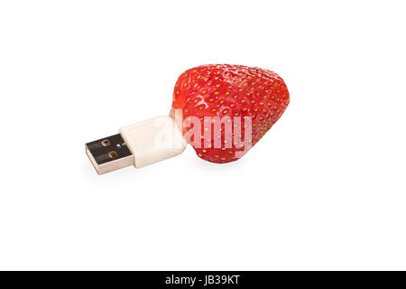 Foto concettuale - fragole mature con flash usb connettore isolato su sfondo bianco Foto Stock