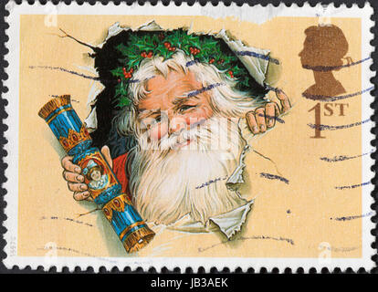 Regno Unito - circa 1997: un francobollo stampato nel Regno Unito mostra Babbo Natale con i tradizionali Cracker di Natale (il centocinquantesimo anniversario della Christmas Cracker), circa 1997 Foto Stock