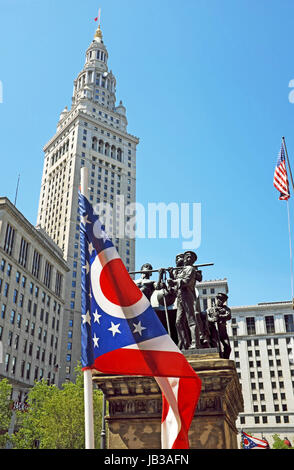 Il centro di Cleveland, Ohio, Stati Uniti d'America è associato con i punti di riferimento iconici compreso il Terminal Tower e dei soldati e dei Marinai monumento sulla pubblica piazza. Foto Stock