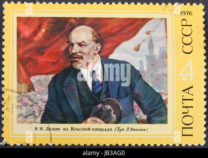 Unione Sovietica - circa 1976: un francobollo stampato in URSS mostra ritratto del leader comunista Lenin (Ulyanov) sulla riunione sulla Piazza Rossa, circa 1976 Foto Stock