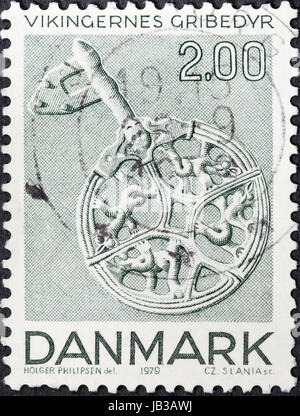 Danimarca - circa 1979: un francobollo stampato in Danimarca mostra antica viking ornamento sulla chiave d'argento (status symbol Viking donne) dal Museo Nazionale Danese, circa 1979 Foto Stock