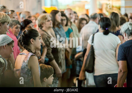 Chisinau, Moldavia, persone in attesa nella hall degli arrivi aeroporto di Chisinau Foto Stock