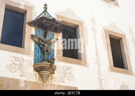 Dettaglio della st. george della statua che combatte il drago posto sulla facciata della Casa delle carità (Casa de la Caridad), situato nel Raval vicino Università di Barcellona, ma Foto Stock